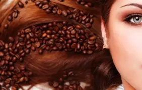 سر اللمعان الطبيعي: غسول القهوة والأعشاب للشعر الداكن